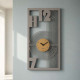 Orologio da parete rettangolare con quadrante centrale e dettagli geometrici