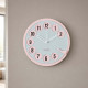 Orologio da parete rotondo dal design vintage con numeri in rilievo
