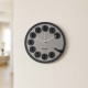 Orologio da parete rotondo dal design vintage con numeri in rilievo