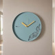 Orologio da parete rotondo in metallo con decoro moderno con foglia