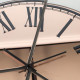 Orologio da parete rotondo in metallo con quadrante in vetro specchiato