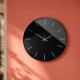 Orologio da parete rotondo piccolo in metallo con quadrante in vetro di design