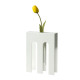 Vaso portafiore decorativo in metallo dal design particolare