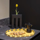 Vaso portafiore decorativo in metallo dal design particolare