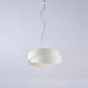 Lampada a sospensione singola dalle linee moderne con struttura in metallo