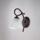 Lampada da parete classica con struttura in metallo e paralumi in vetro