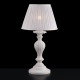 Lampada da tavolo in legno classica con paralume in plisse bianco