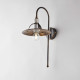 Lampada da parete con struttura in metallo dalle linee classiche/rustiche