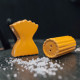 Set sale e pepe a forma di pasta a farfalla e rigatone in ceramica