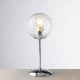 Abatjour in metallo con un diffusore in vetro dal design moderno ed elegante