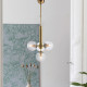 Lampadario in metallo con diffusori in vetro dal design moderno