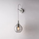 Lampada da parete con singolo diffusore in vetro dal design moderno ed elegante