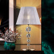 Lampada da tavolo classica con struttura in metallo e dettagli in vetro