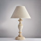 Lampada da tavolo classica con struttura in metallo e paralume in tessuto
