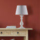 Lampada da tavolo classica con struttura in legno e paralume in tessuto