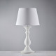 Lampada da tavolo classica con struttura in legno e paralume in tessuto