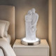 Abat-jour in resina di design moderno con scultura di una famiglia abbracciata