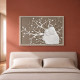Capezzale per camera da letto con pannello in legno e figure in marmorino