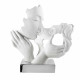 Scultura da tavolo con bacio piccola in marmorino dal design moderno ed elegante