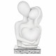 Scultura media con abbraccio di innamorati con cuore in marnorino