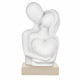 Scultura media con abbraccio di innamorati con cuore in marnorino