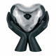 Scultura moderna grande con mani che stringono un cuore