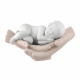 Scultura piccola in marmorino dal design moderno con mani e bimbo