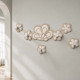 Appendiabiti da parete moderno con ganci in alluminio e fiori in legno