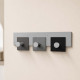 Appendiabiti moderno a muro sagomato in legno con 3 ganci in alluminio