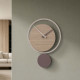 Orologio da parete a pendolo in legno dal design moderno