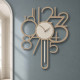 Orologio da parete a pendolo in legno dal design moderno ed elegante