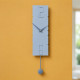 Orologio da parete a pendolo in legno dal design moderno ed elegante