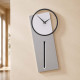 Orologio da parete a pendolo in legno dal design moderno ed elegante