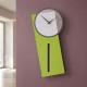 Orologio da parete a pendolo in legno dal design moderno ed elegante