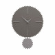 Orologio da parete moderno con pendolo in legno sagomato e finiture eleganti