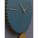 Orologio da parete moderno con pendolo in legno sagomato e finiture eleganti