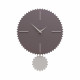 Orologio da parete moderno con pendolo in legno sagomato e finiture eleganti