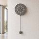 Orologio da parete a pendolo in legno dal design moderno