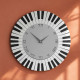 Orologio da parete in legno con tasti pianoforte