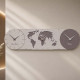 Orologio da parete in legno con fusi orari e design moderno