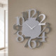 Orologio da parete in legno con numeri dal design moderno