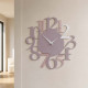 Orologio da parete in legno con numeri dal design moderno