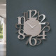Orologio da parete in legno con numeri dal design moderno