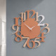 Orologio da parete in legno con numeri dal design moderno
