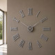 Orologio da parete in legno con numeri romani dal design moderno