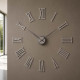 Orologio da parete in legno con numeri romani dal design moderno
