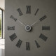 Orologio da parete in legno con numeri romani dal design moderno