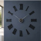 Orologio da parete in legno con numeri romani dal design moderno