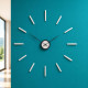 Orologio da parete in legno dal design moderno e minimalista
