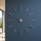 Orologio da parete in legno dal design moderno e minimalista